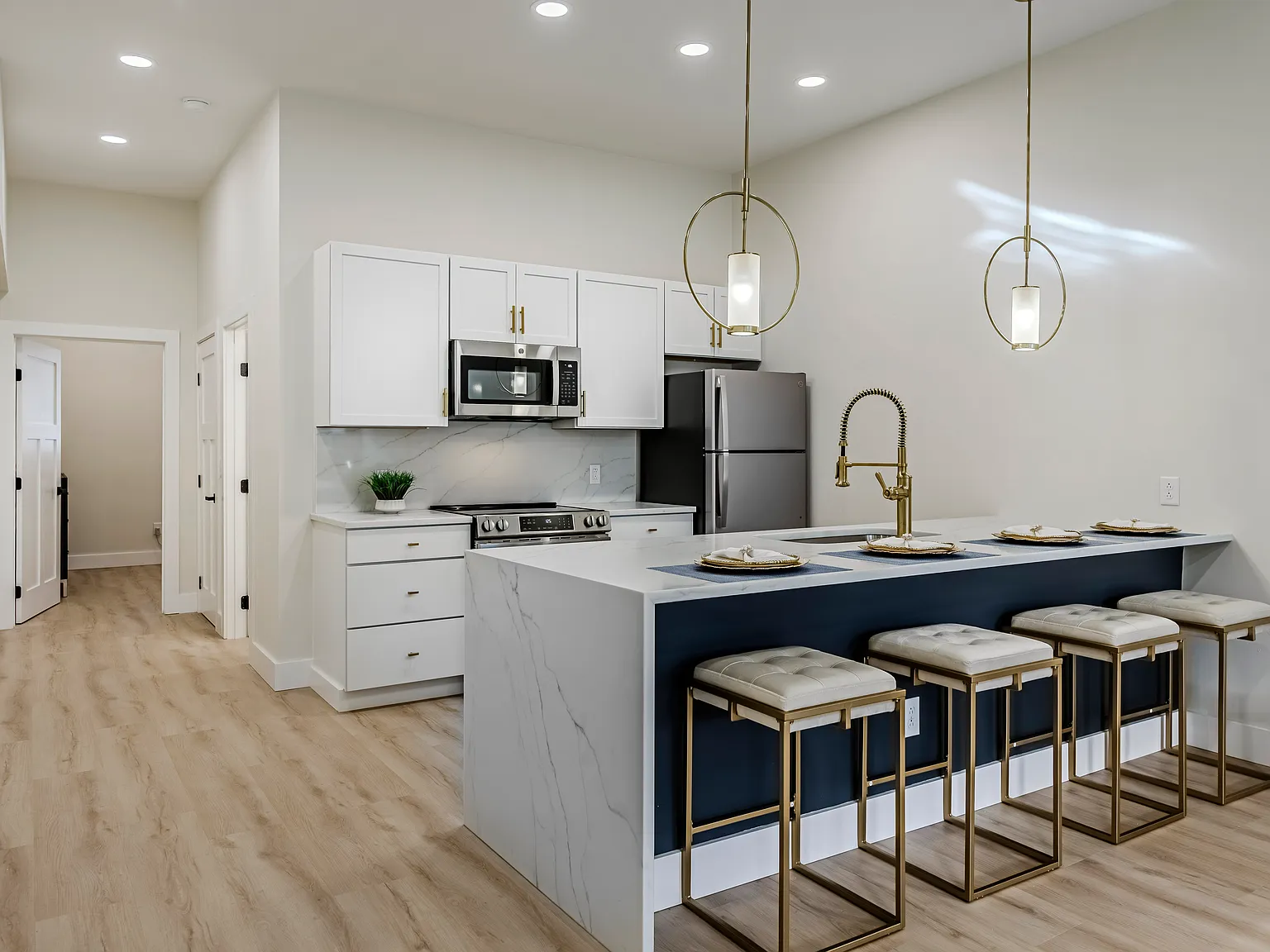 1 bed, 1000 sqft, $1,900 — Photo 2