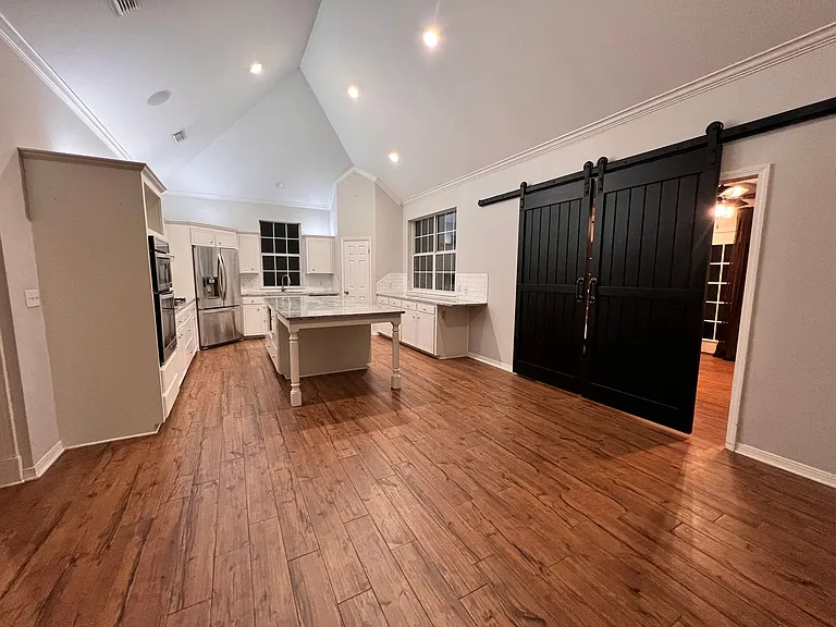 137 Downing Ct — Photo 4