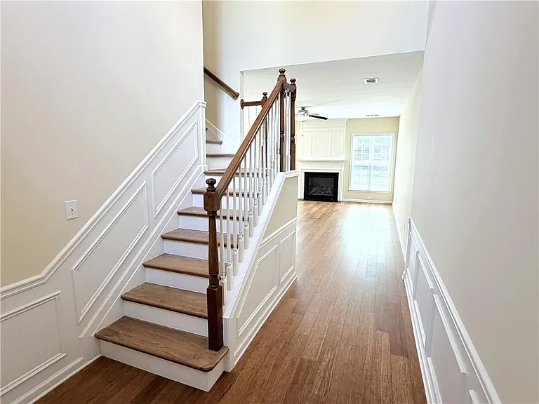 2380 Fairlie Dr — Photo 2