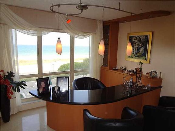 Living room/bar