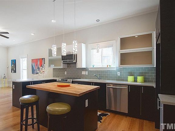 Beautiful brand rand new kitchen.