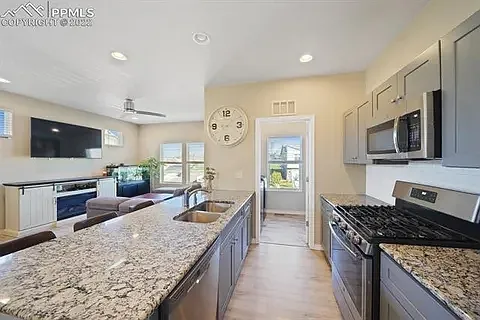 970 Grissom Dr — Photo 2