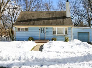 22 Lakeview Ave, Saddle Brook, NJ 07663