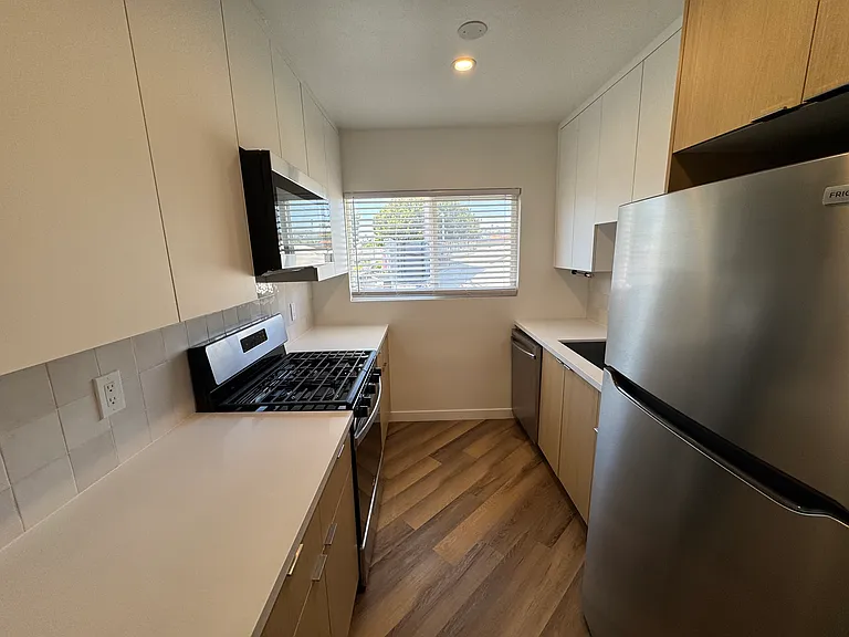5447 Russell Ave #16 — Photo 12