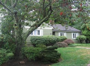 28 Mallove Dr, New London, CT 06320