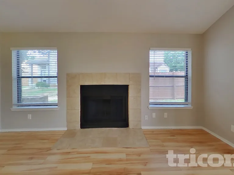 2033 Feather Ln — Photo 2