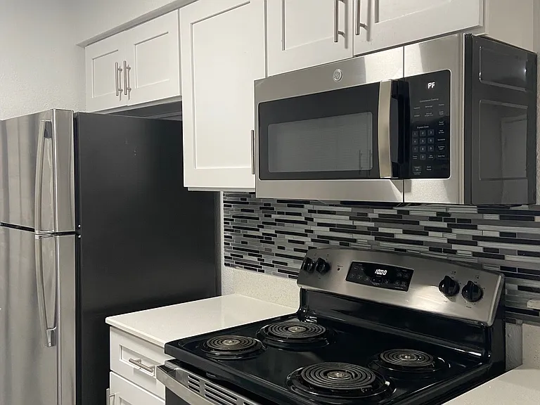 Mission Pointe Club Apartments — Photo 27