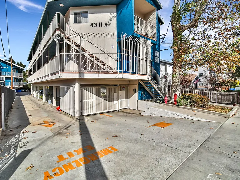 4311-4313 Toland Way — Photo 4