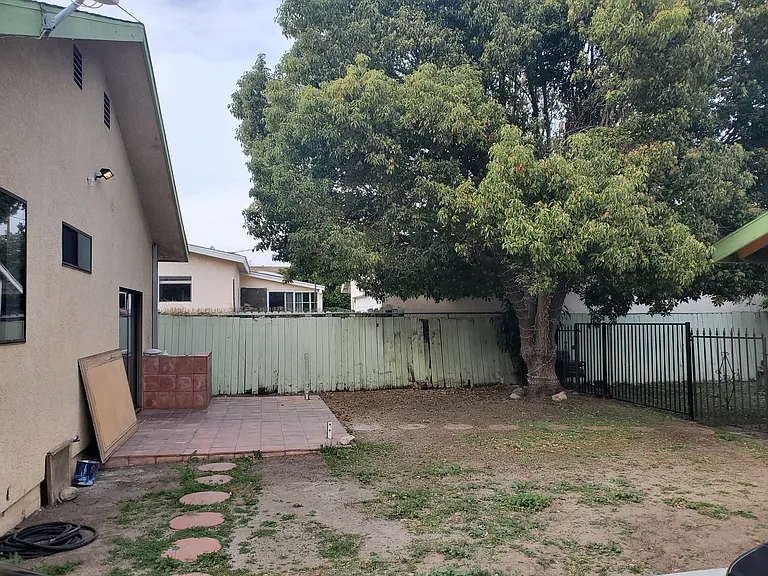 902 N Pass Ave — Photo 3