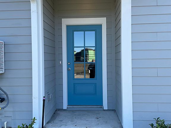Main door entry from the side