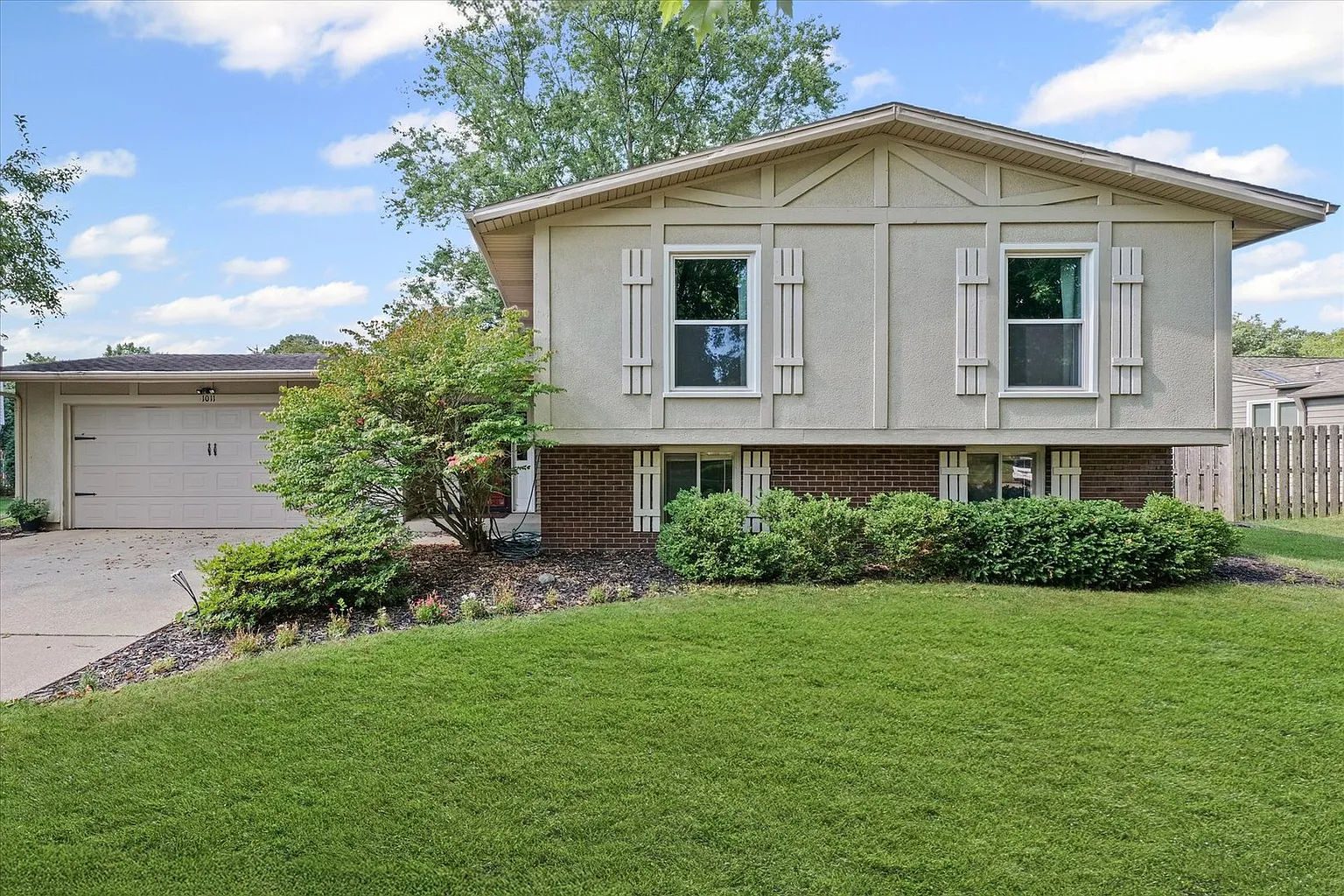 1011 Harrington Dr photo 1