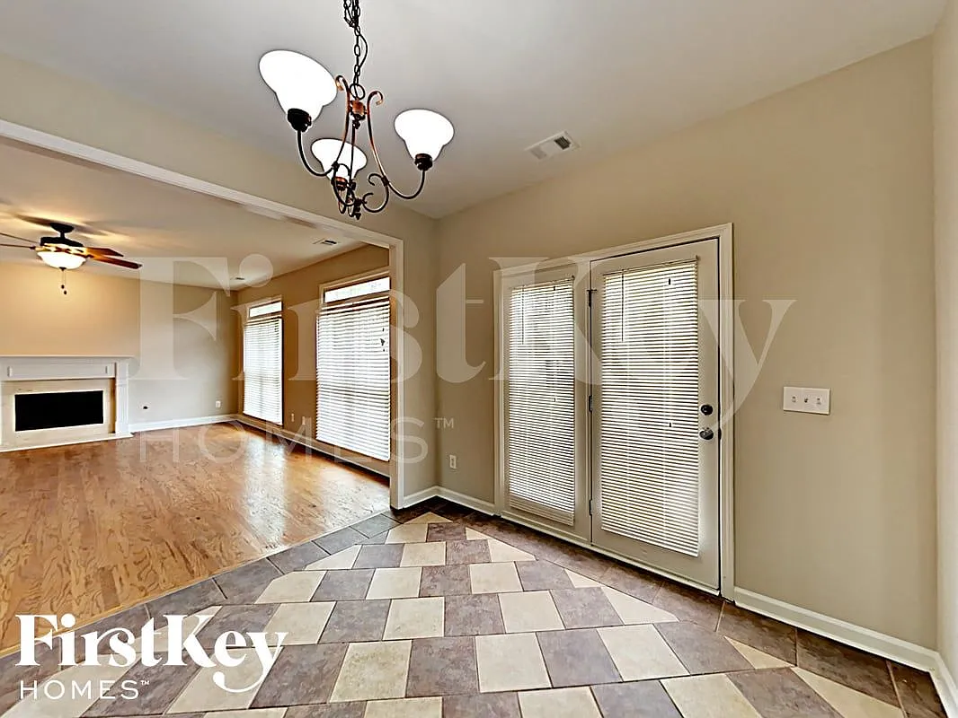 4 bed, 2.5 bath, 3323 sqft, $2,760 — Photo 3