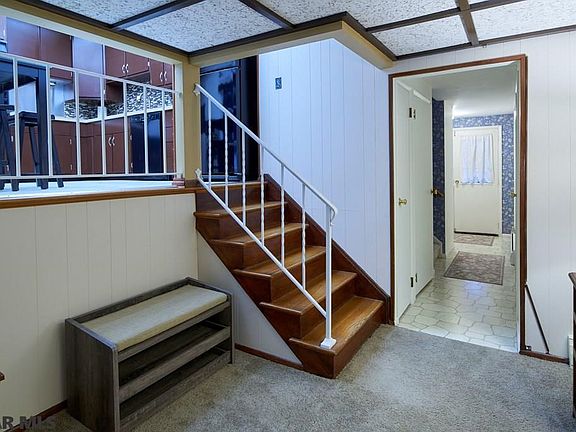 5th image of 460 Park Ln