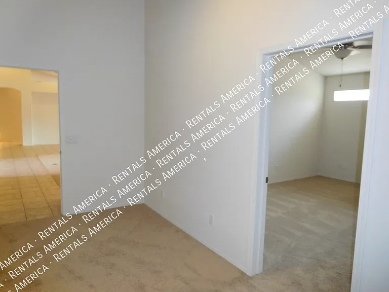 5747 N 105th Ln — Photo 7