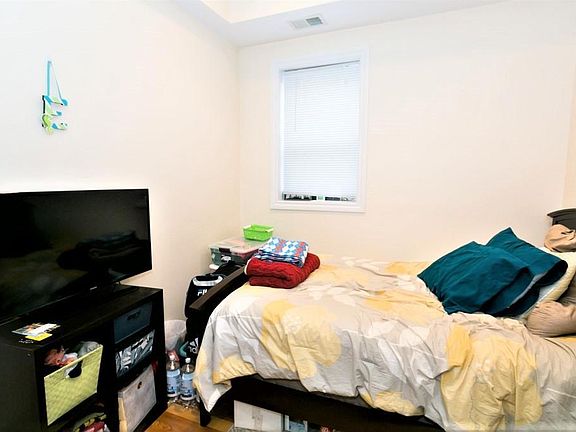 4th image of 1756 W Montrose Ave #1023