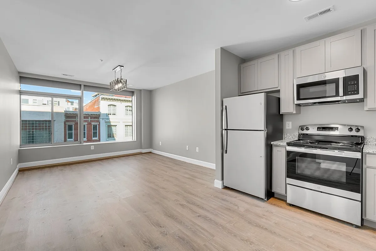 Building Photo - 109 W Lexington St #3C