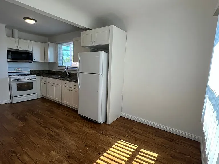 4172 S Hobart Blvd — Photo 2
