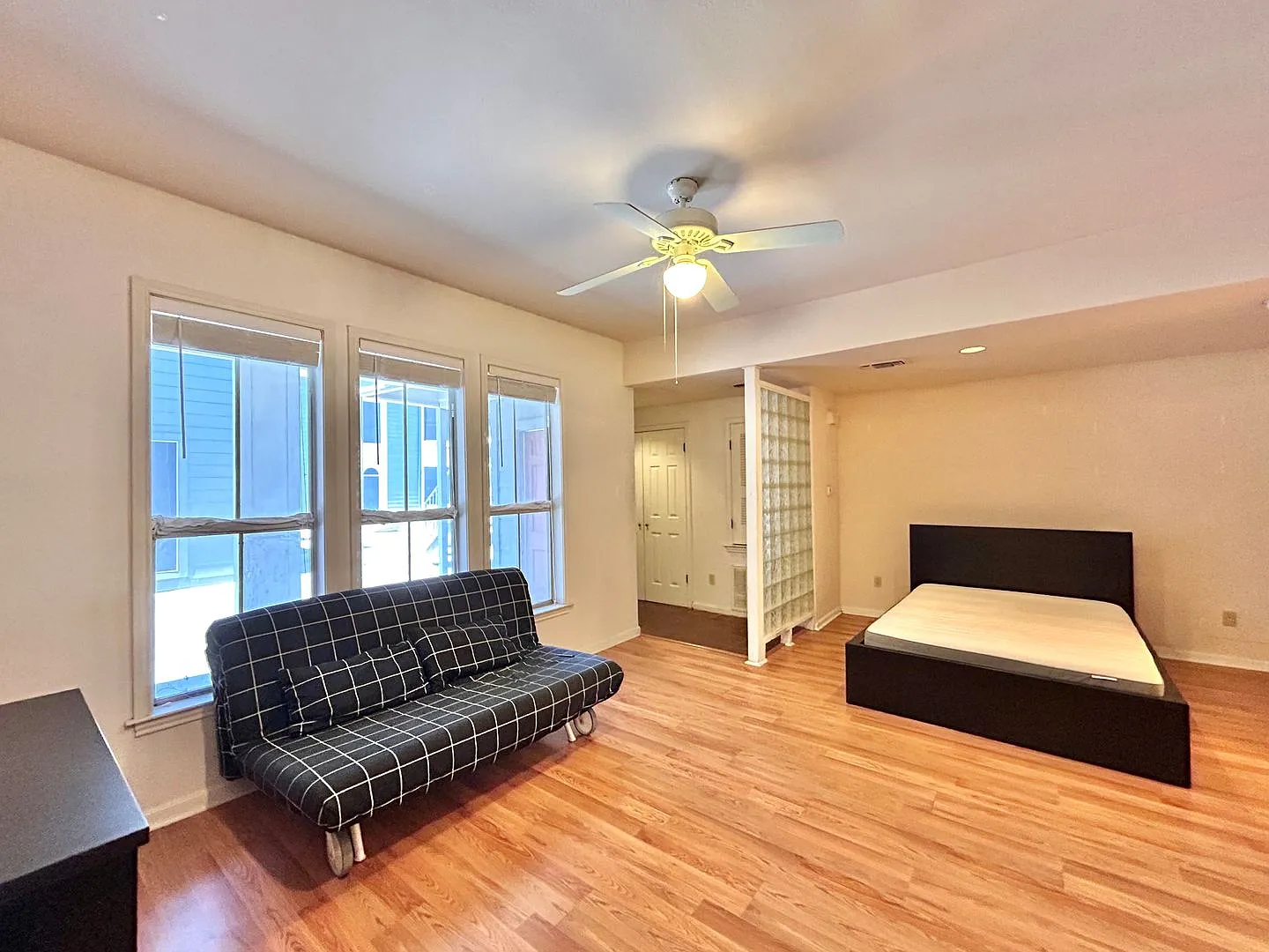 Cozy Studio Near the University Fireplace, Washer/Dryer & Walk-In Closet in Austin! — Photo 4