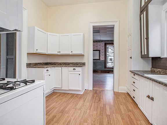 4th image of 306 Orchard St