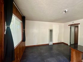 890 Lakeview Ave