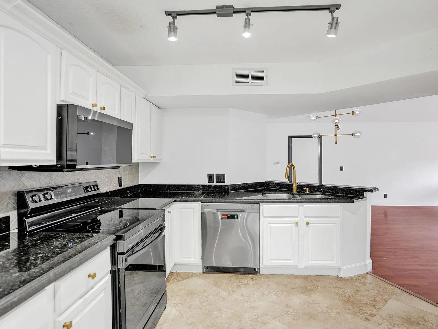 3 bed, 2.0 bath, 1166 sqft, $2,575 — Photo 4
