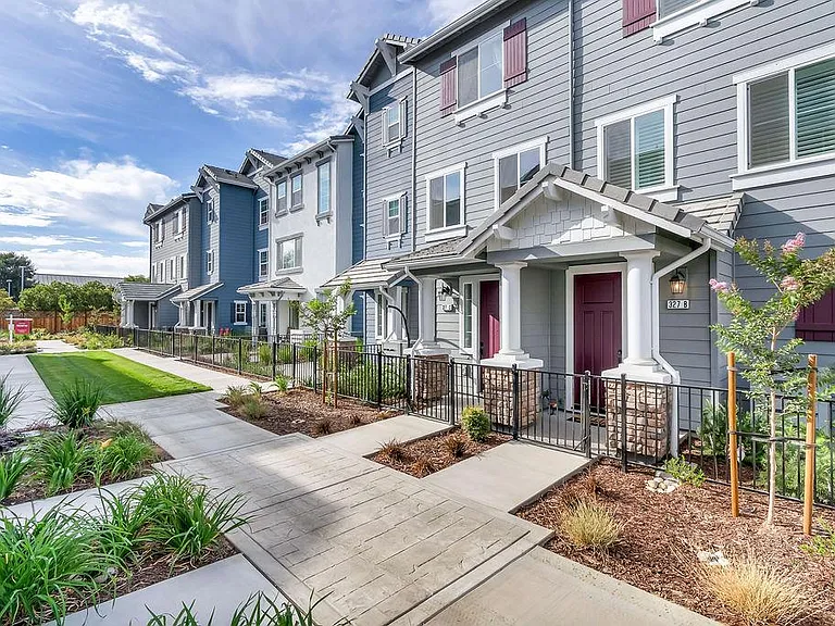 327 Pear Tree Ter #B — Photo 2