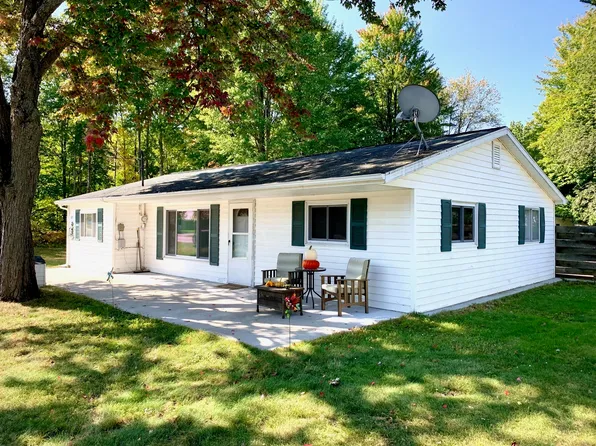 903 Collingwood Ave, Houghton Lake, MI 48629