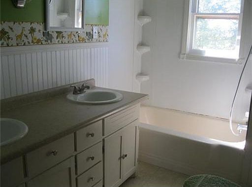 5th image of 9 W Franklin St