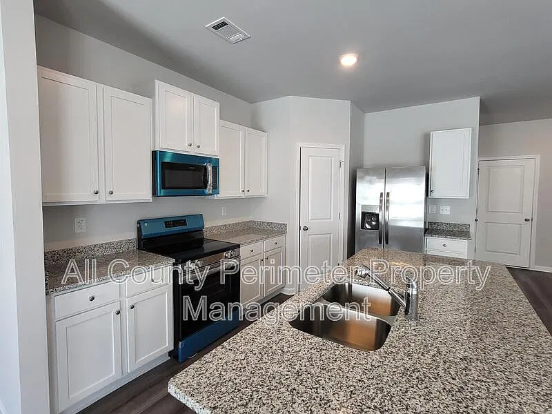 3 bed, 2.5 bath, 1742 sqft, $1,595 — Photo 4