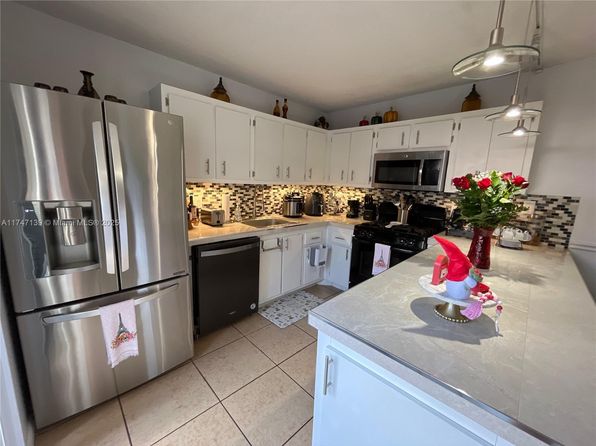 2236 White Pine Cir APT A