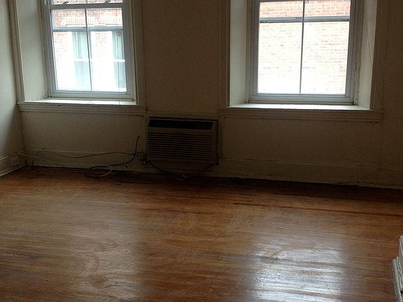 4th image of 2211 Saint James Pl APT 3R