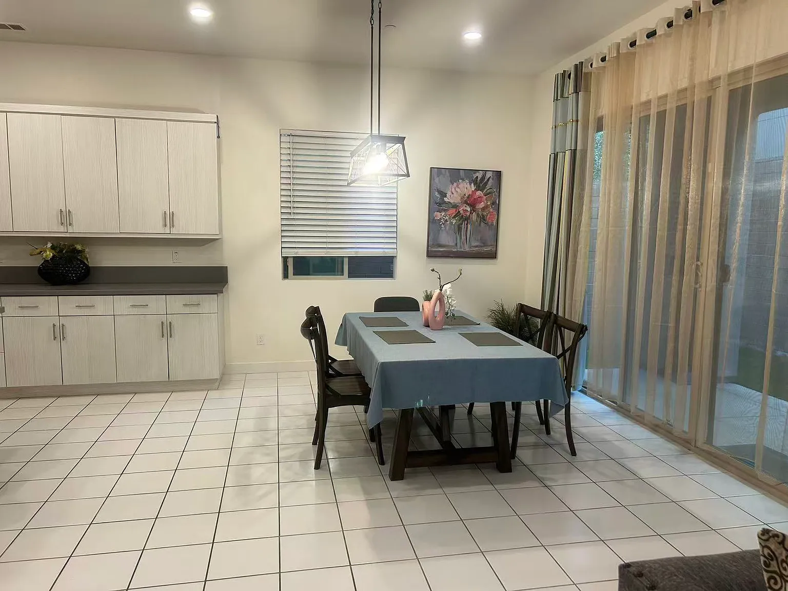 3 bed, 2.5 bath, 2013 sqft, $4,900 — Photo 3