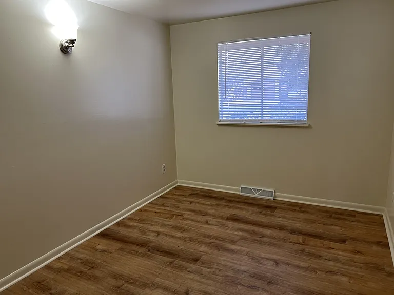 1033 Grant St — Photo 3
