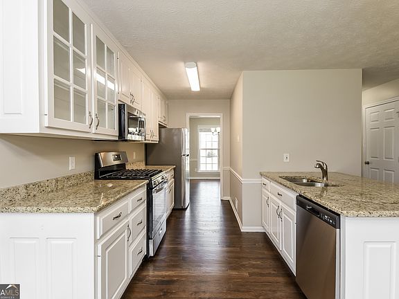 4th image of 390 Westchester Way