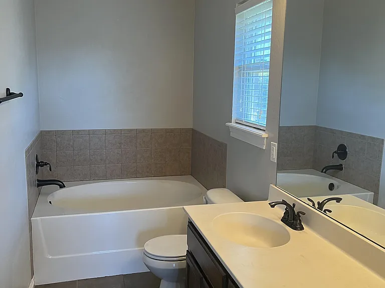 901 Greenfield Ave — Photo 12