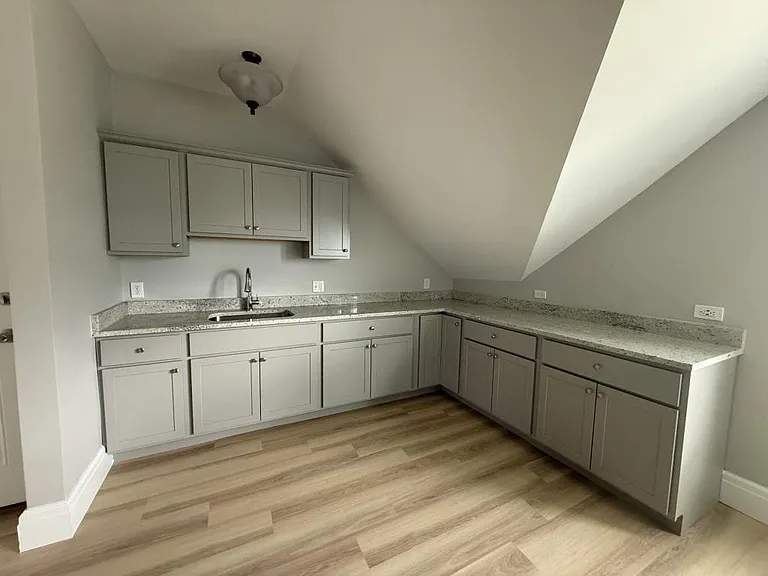 467 Middle St — Photo 4