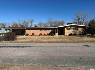 944 S Lake Dr, Du Quoin, IL 62832