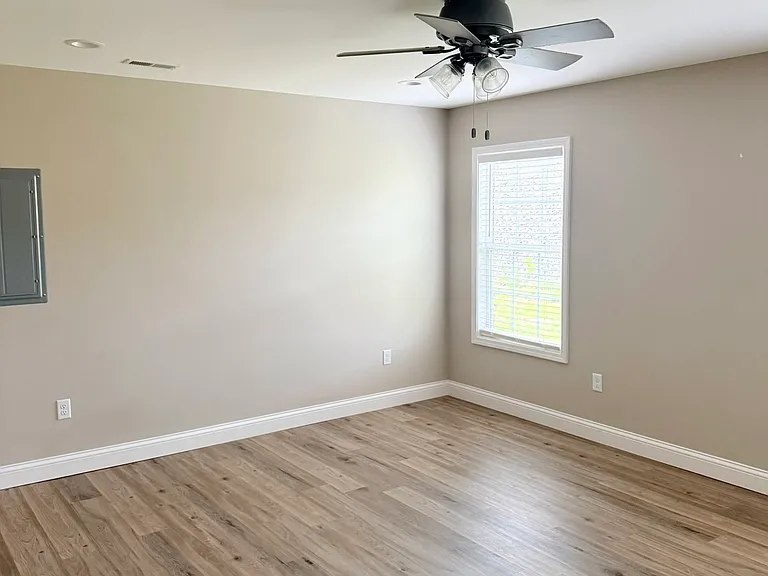 249 Oak Grove Cir — Photo 3