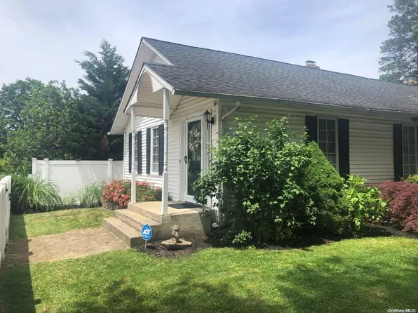 2 Vine Street, Glenwood Landing, NY 11547