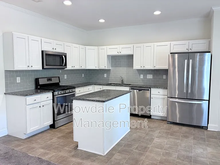 100 Spring Pine Ln — Photo 3