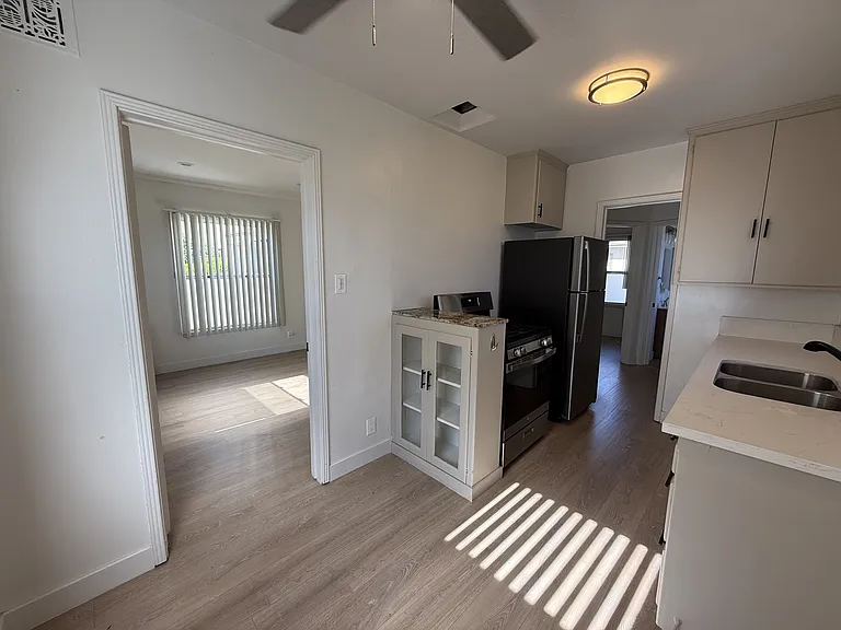1422 E Wilson Ave #A — Photo 5