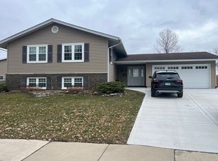 7 Wolfe Ct, Woodridge, IL 60517