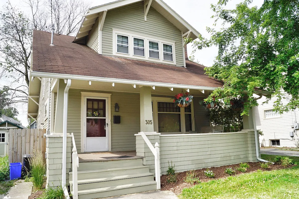 305 Marion Ave photo 1