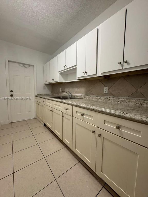 325 NW 15th St APT 5, photo 2