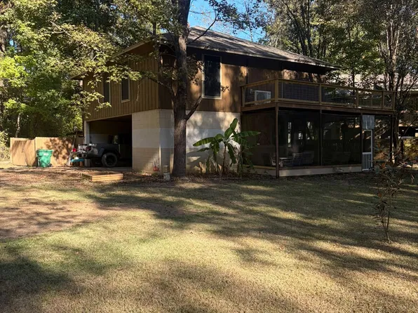 56 Melba Dr, West Point, MS 39773