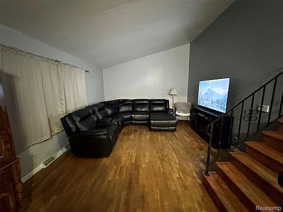 3rd image of 4597 Holt Rd