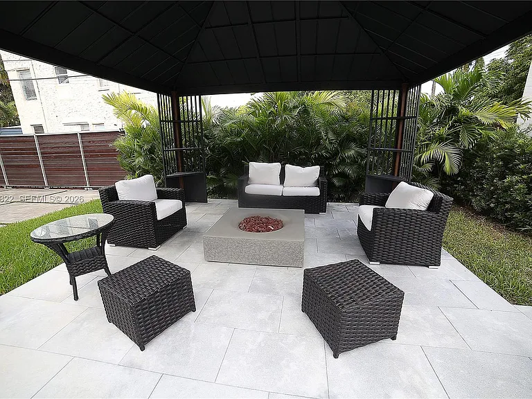 1345 Hollywood Blvd — Photo 45