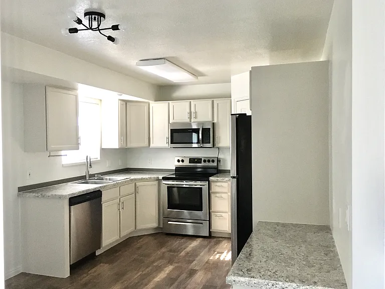 Kitchen/ Desk area