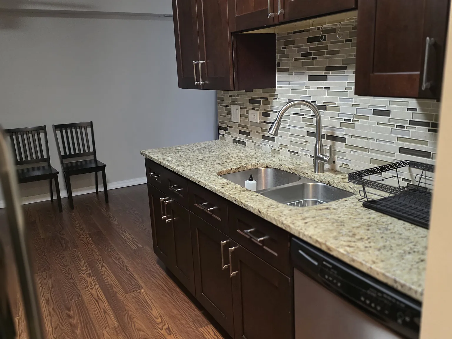 2 bed, 1.5 bath, 900 sqft, $1,800 — Photo 2