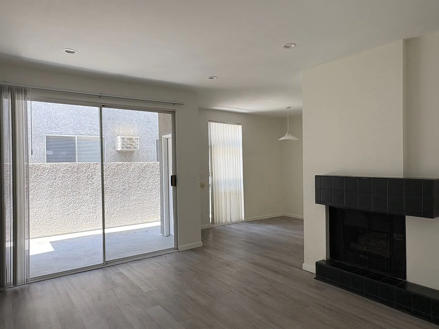Corinth Plaza — Photo 1